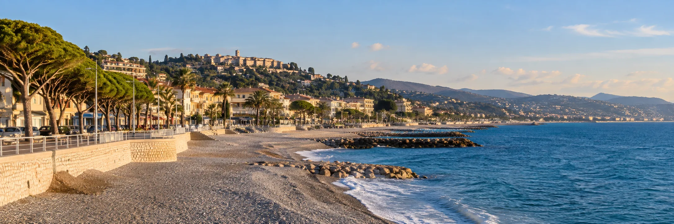 Promenade du bord de mer à Cagnes-sur-Mer avec le Haut-de-Cagnes en arrière-plan